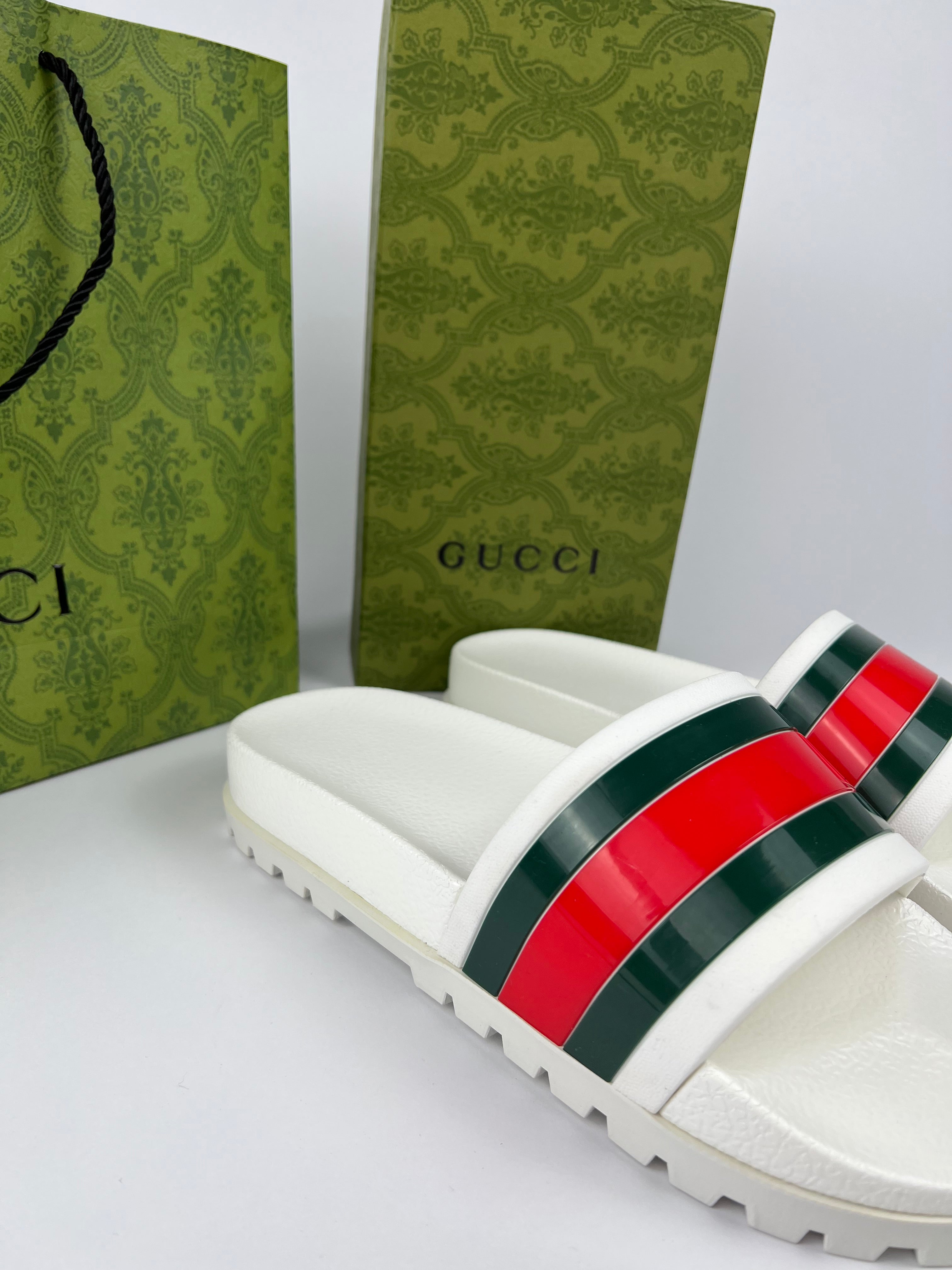 Gucci Slippers wit