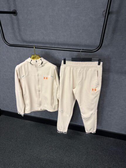 Under Armour Trainingspak Beige